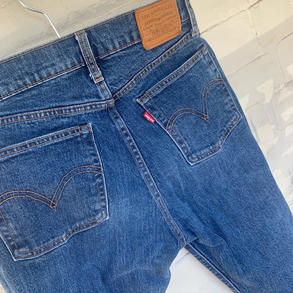 Levi’s dark wash premium denim mum jean - Picture 5 of 5